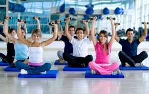 Alguns exercícios do Pilates podem ser combinados com o uso dos tradicionais pesos, mas sem deixar de lado as técnicas de respiração do método / GB Imagem