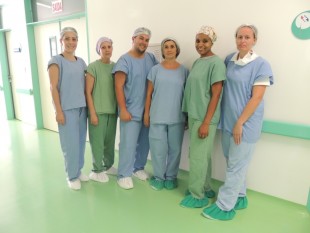 Parte da equipe de enfermagem, preparada para dar respostas rápidas às ocorrências de um procedimento.