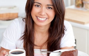 Açúcar faz bem para o organismo, mas na dose certa. Se o café vier acompanhado de uma apetitosa fatia de bolo, prefira ingerir a bebida pura, sem açúcar ou adoçante / GB Imagem